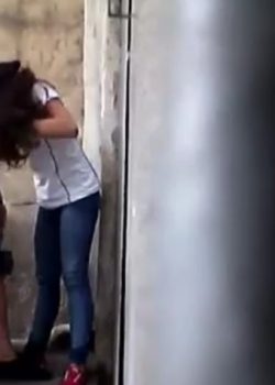 Colegiala quería ver cómo sale la leche 1