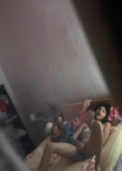 Pillo a mi hermana masturbándose por vídeo llamada 2