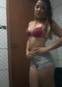 Pendeja Jovencita Se Toca Rico En El Baño 13