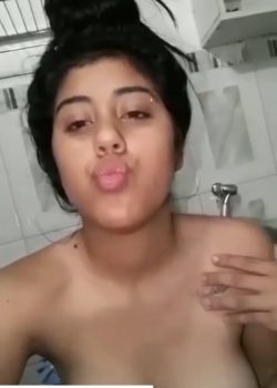 Se mete al baño a darse Full Dedos 9
