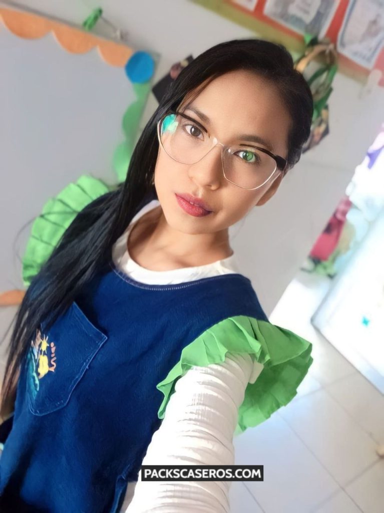 Maestra Putita Se Abre En Varias Poses 1