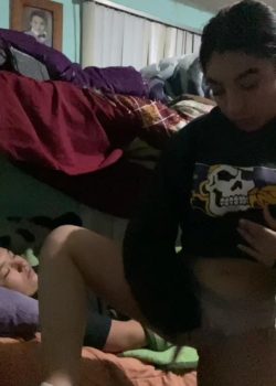 Su hermano se duerme y ella se masturba rico 2