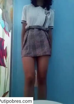 Pendejita Colegiala muestra todo en el baño 3