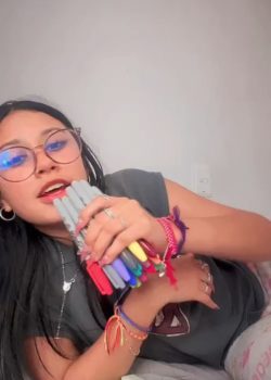 Piba De Lentes Se Mete Útiles Escolares Por La Concha 2