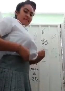 Colegiala Tetona Se Desnuda En Los Baños Del Cole 8