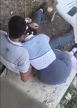 La ponen a chupar verga detrás del cole 6