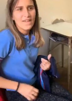 Todo le vale verga y se desnuda en el aula 5