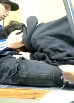 En la uni la ponen a tragar leche 7