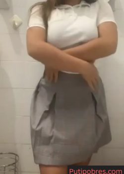 Colegiala tetona se desnuda en el baño 4