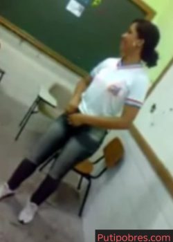 Pendeja estudiante se desnuda y toca en el aula 13
