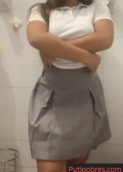 Colegiala tetona se deja ver todita 2