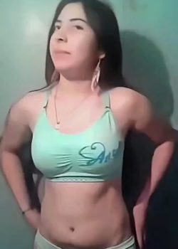 Blanquita pendeja se desnuda toda para su novio 3