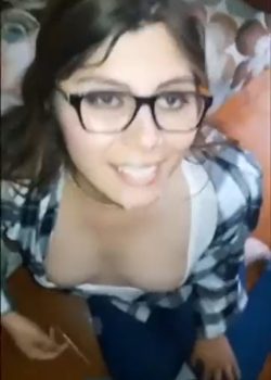 Pendejita de tetas pequeñas le gusta la leche 3