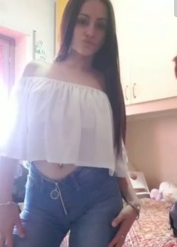 Mina Blanquita Se Desnuda Y Toca Con Una Amiga 11