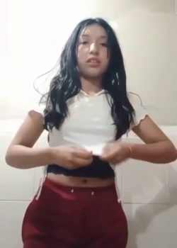 Flaquita estudiante se deja ver toda 2